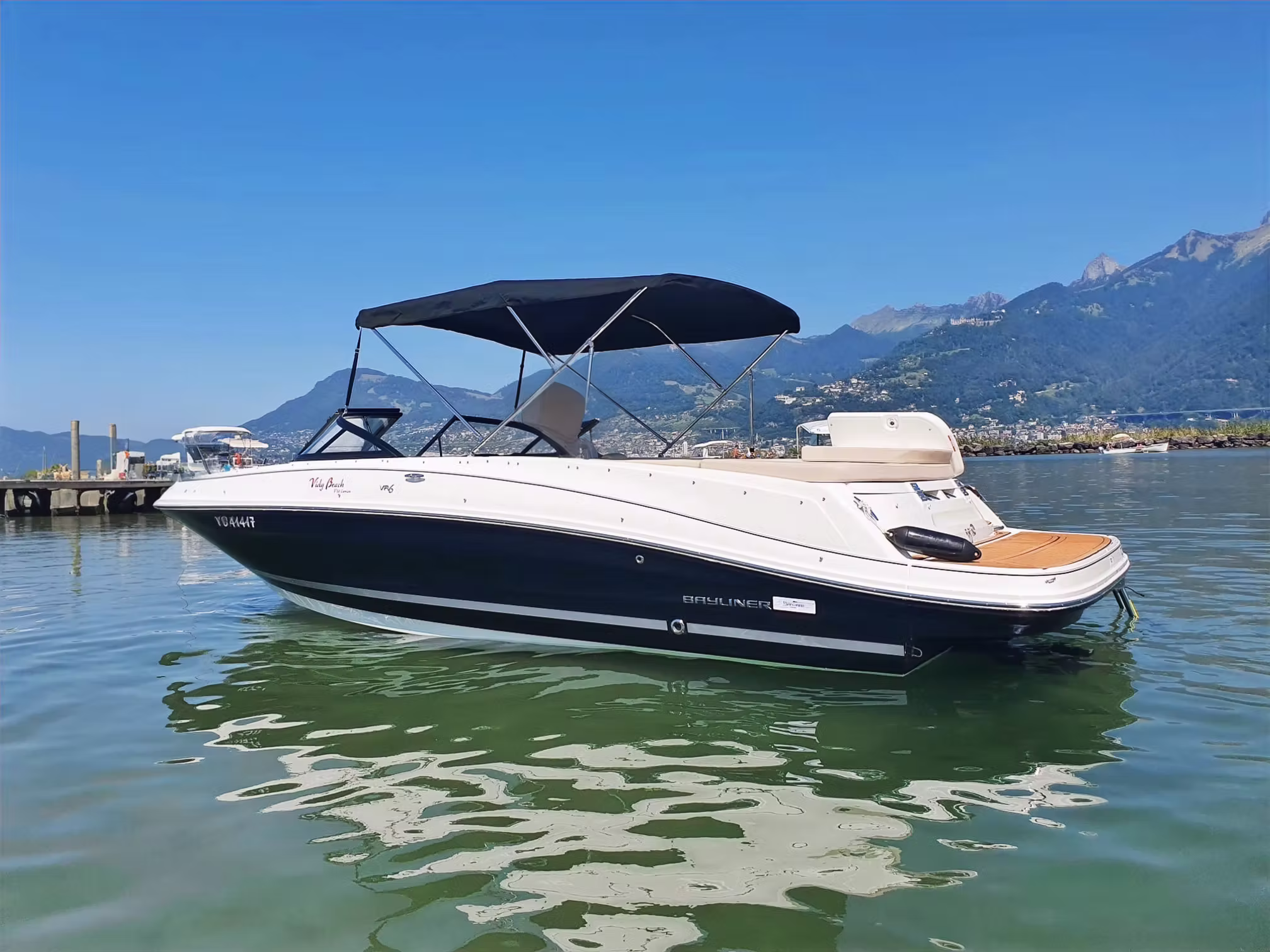Vue panoramique depuis le Bayliner VR4 sur le lac Léman, Lausanne en arrière-plan